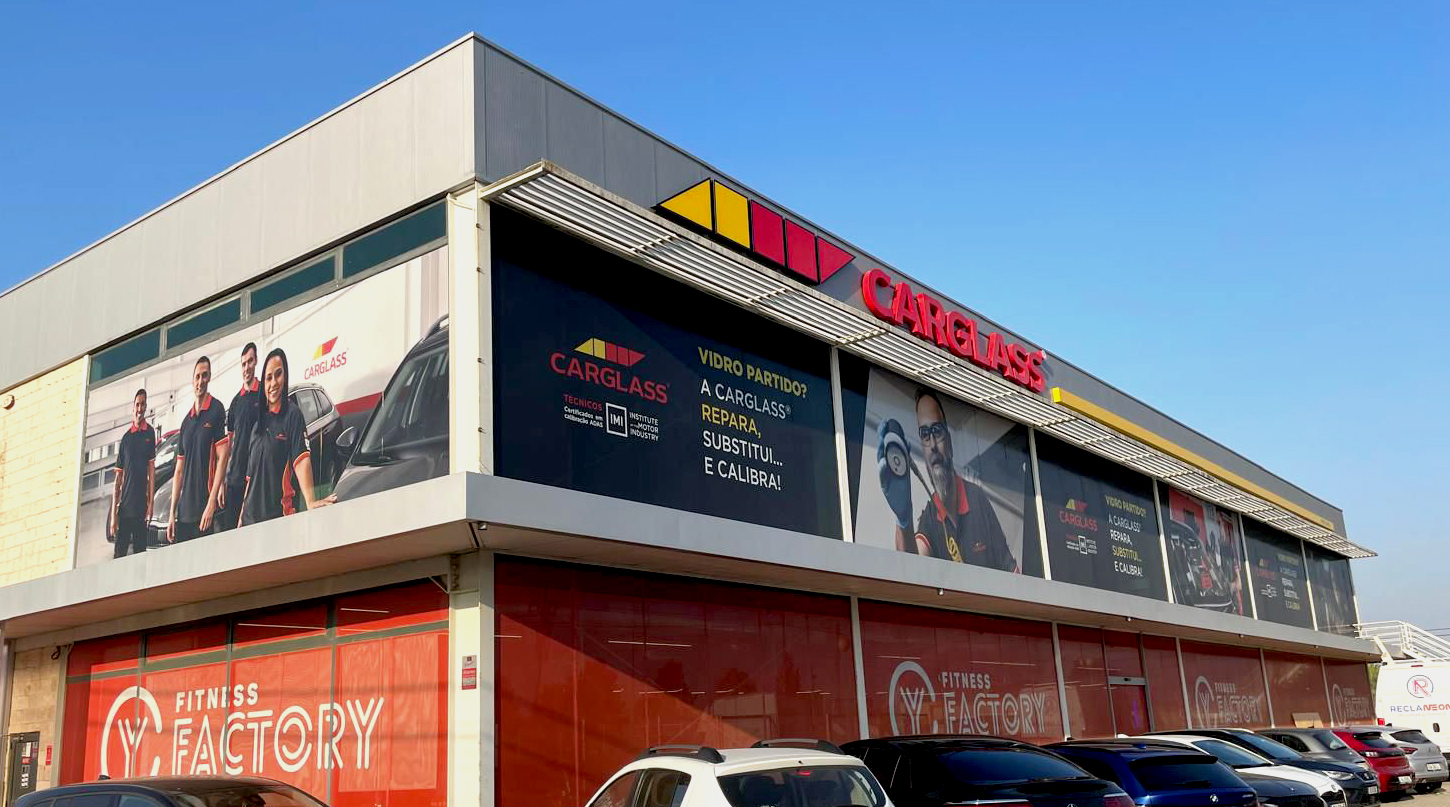 Fachada comercial Reclaneon